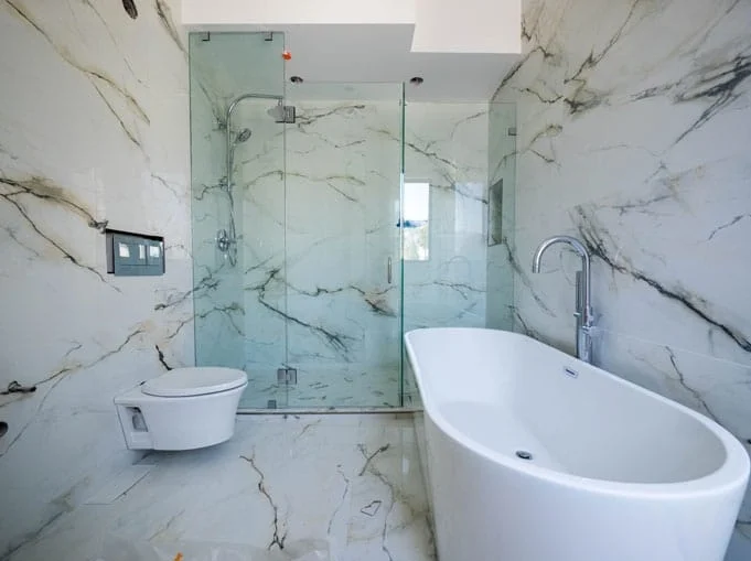 MARBLE SHOWER WALLS: TYPES, FINISHES, DESIGN IDEAS, PROS AND CONS. 1 bathe