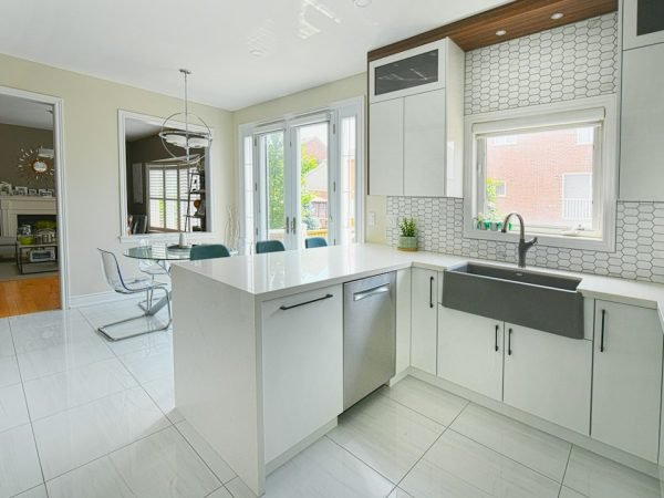 Bright modern kitchen with quartz countertops
